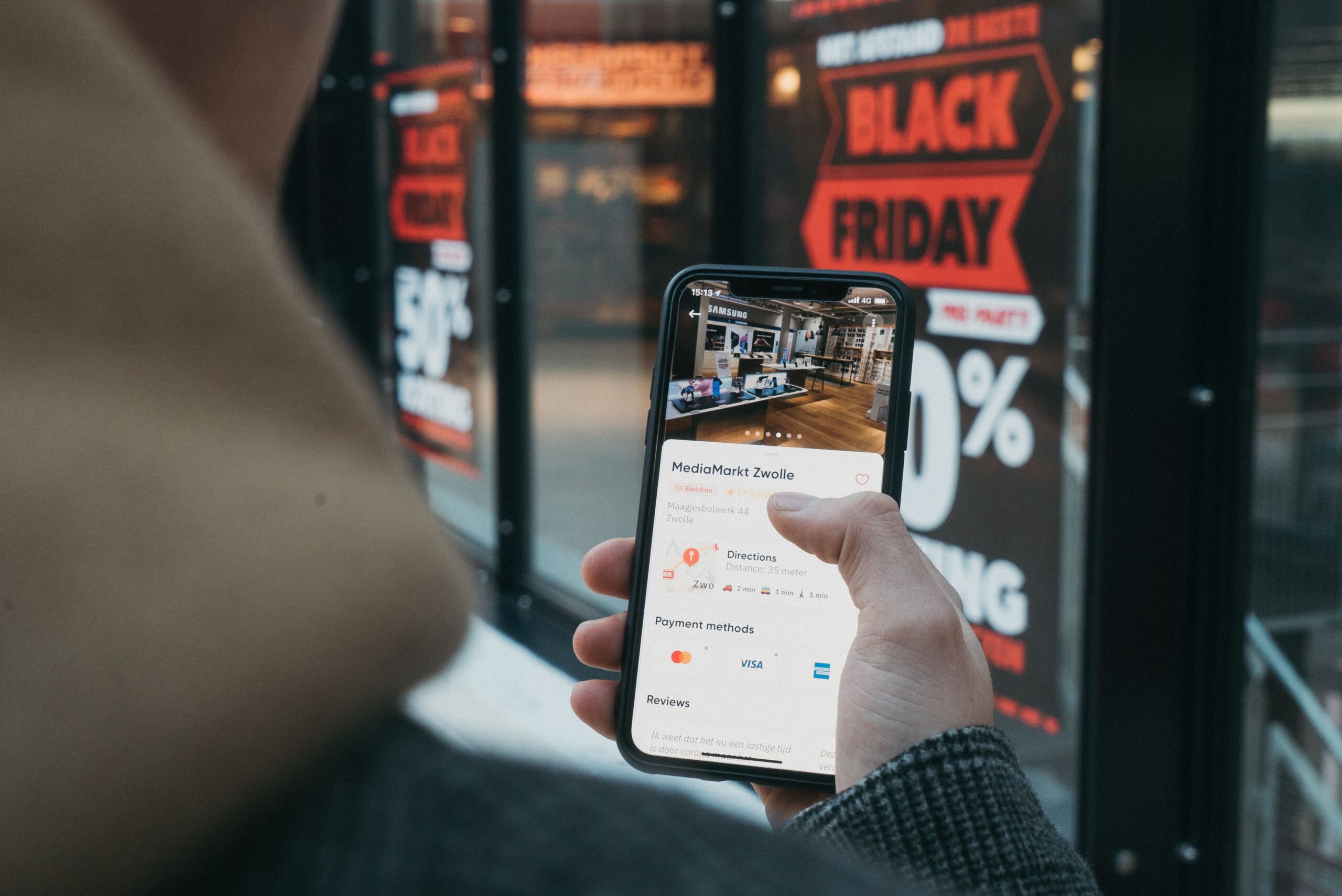 photo black friday : homme sur son téléphone