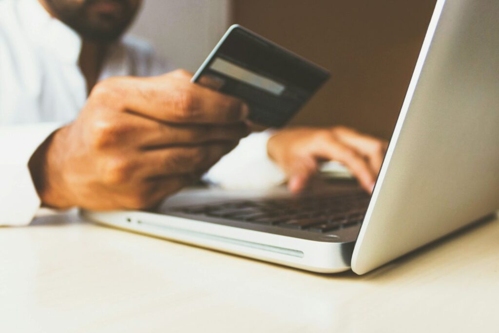 personne achetant un article en ligne