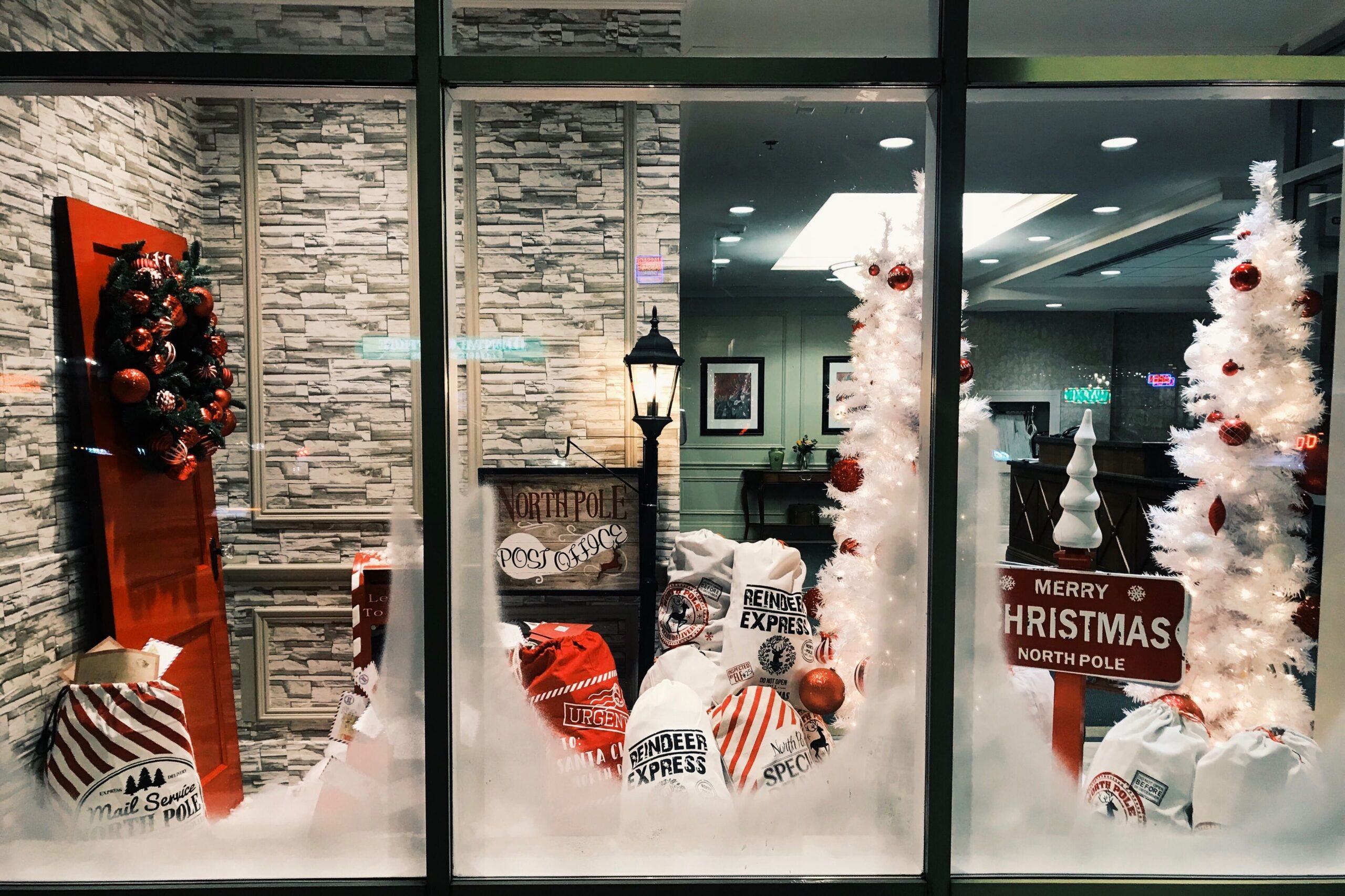 image representant une vitrine de magasin décoré avec de la neige