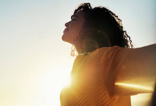 photo d'une femme qui sourrit, elle represente le bonheur