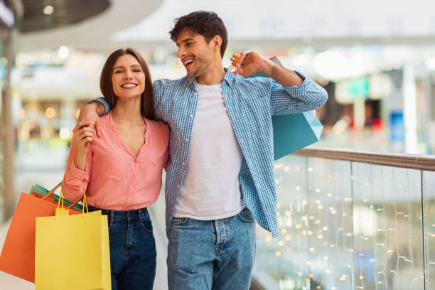 C'est un couple dans un centre commercial. Ils sont heureux. Cette image représente la transformation digitale