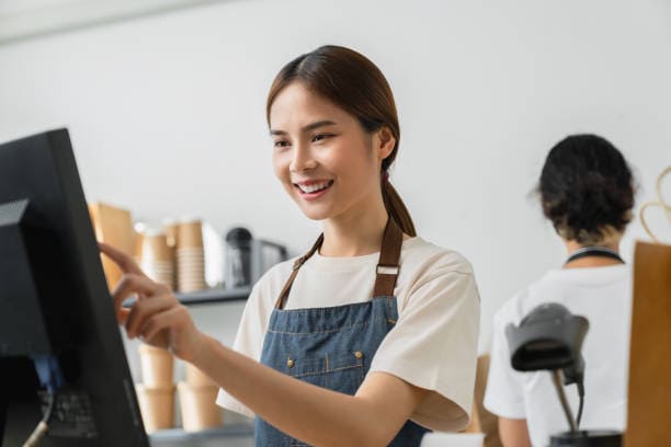 femme heureuse qui encaisse