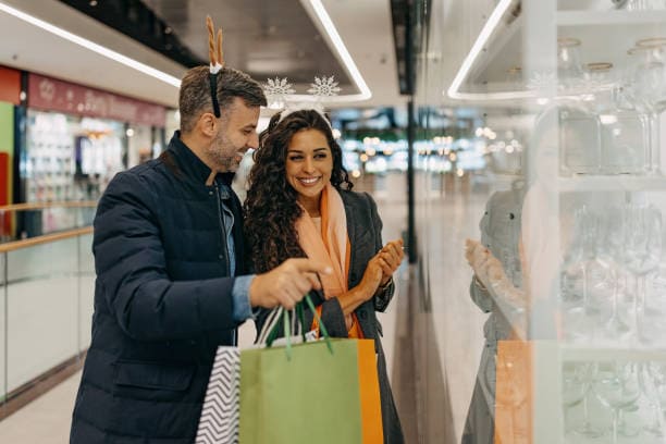 UNE FEMME ET UN HOMME DEVANT UN MAGASIN RETAIL