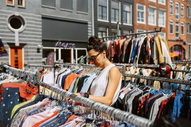 image d'une femme seconde main retail