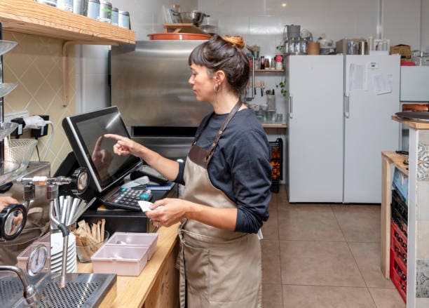 Une femme qui regarde une caisse enregistreuse tactile