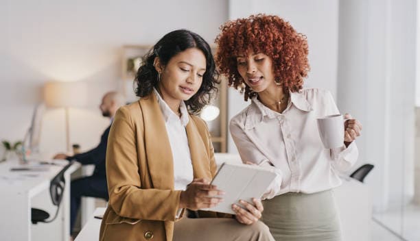 image de 2 femmes qui analyse le parcours client