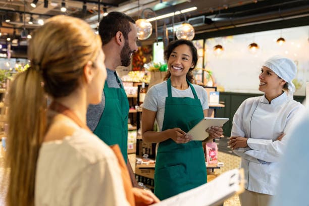 image de 3 personnes habillés en vert. Ces 3 personnes reprensente le retail 2024