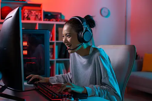 femme avec pc gaming