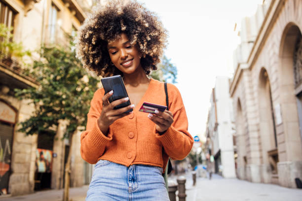 image d'une femme qui achètent grâce au commerce en ligne