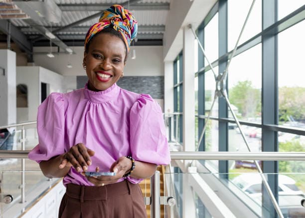 Femme qui sourit, elle prépare le parcours client