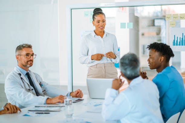 image de personnes autour d'une table pour négocier une opération commerciale