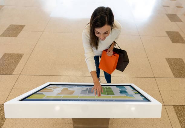 une femme dans un magasin qui regarde un store locator