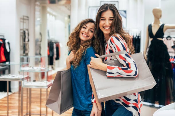 2 femmes dans un commerce de détail