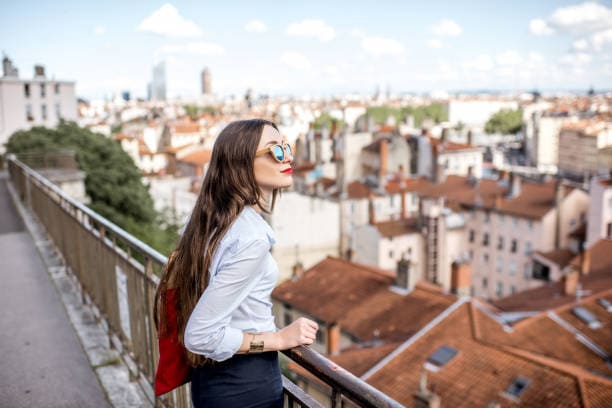 Une femme sur un balcon. Cette photo représente un logiciel d'encaissement