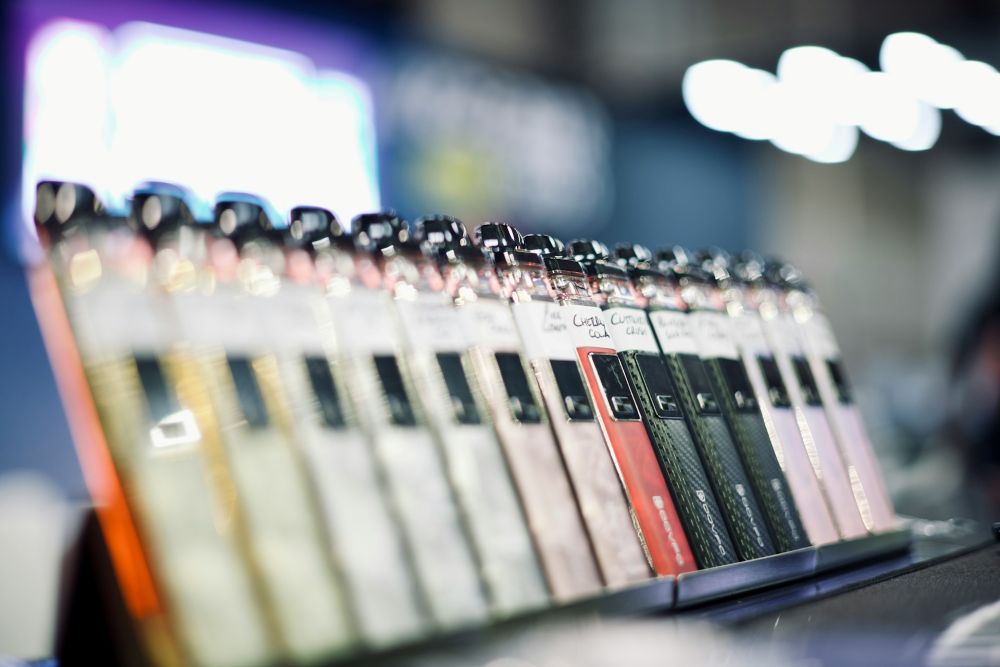 cigarettes électroniques sur un présentoir