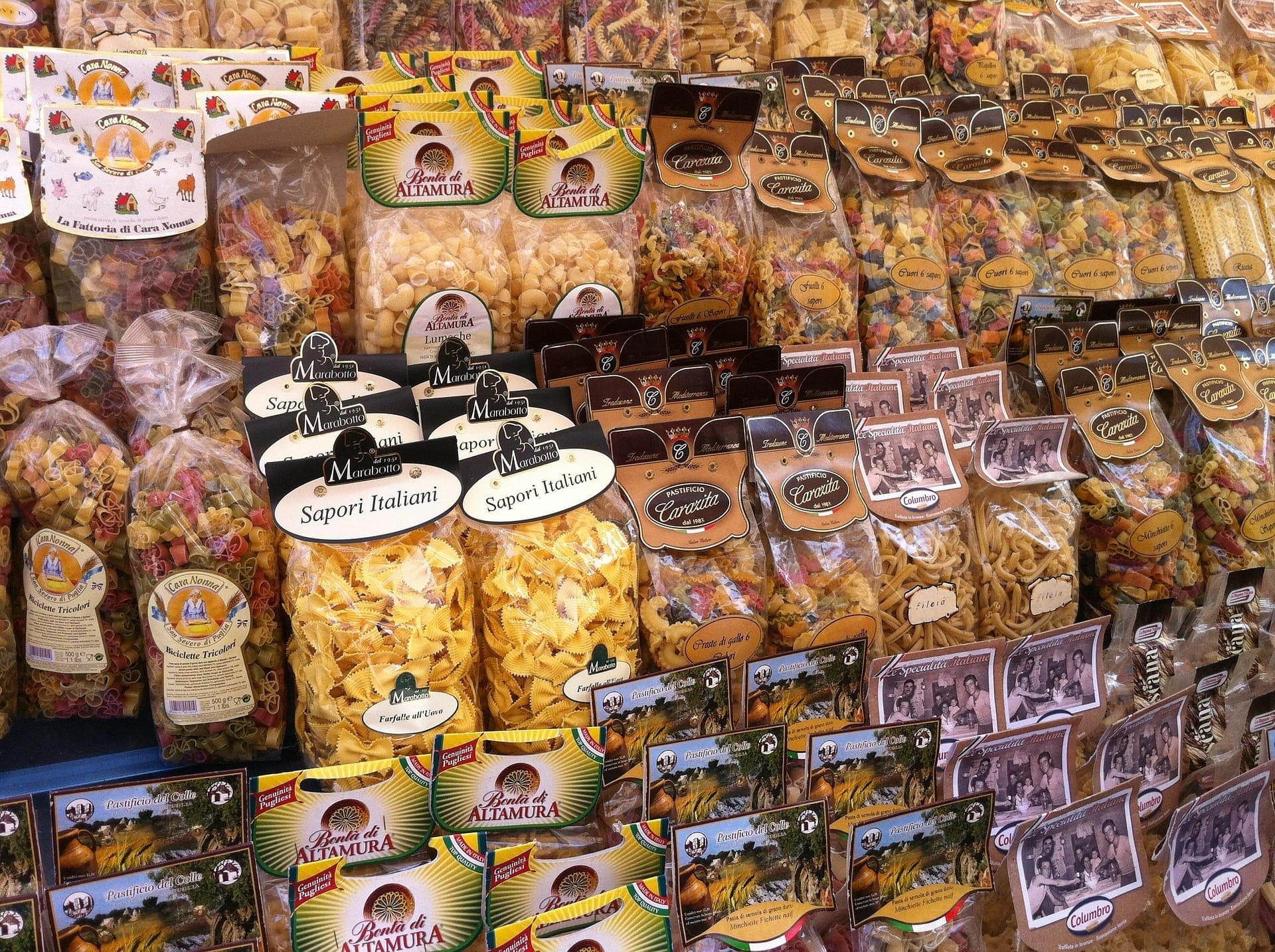 rayonnage de pâtes en épicerie fine italienne