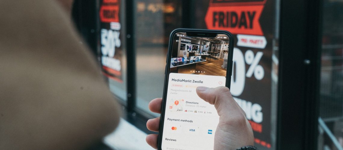 photo black friday : homme sur son téléphone