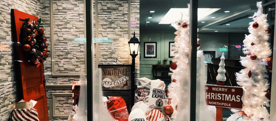 image representant une vitrine de magasin décoré avec de la neige