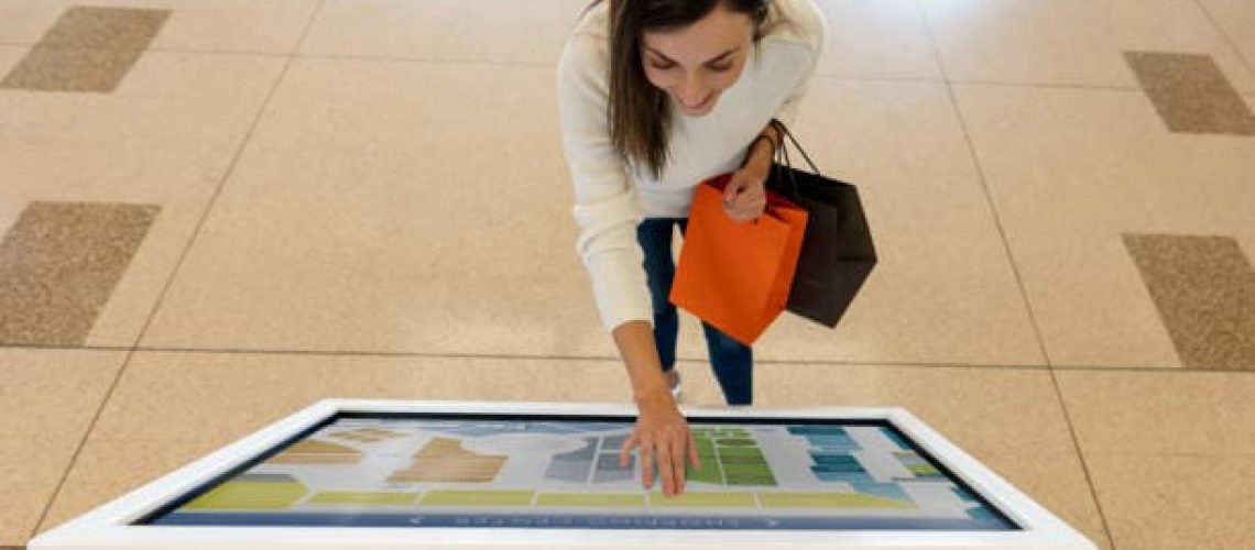 une femme dans un magasin qui regarde un store locator