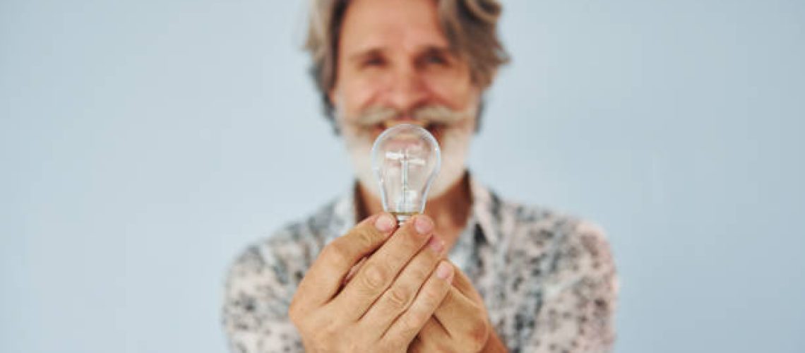 image d'un homme tenant une ampoule dans un magasin