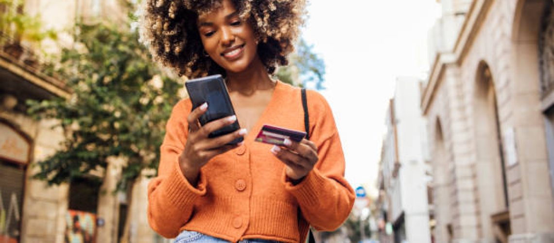 image d'une femme qui achètent grâce au commerce en ligne