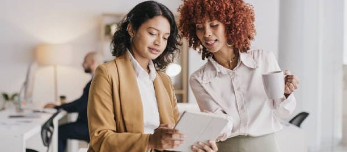 image de 2 femmes qui analyse le parcours client