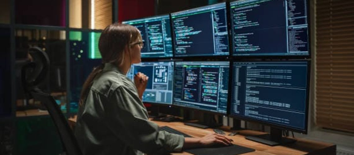 Femme qui regarde un écran en mode SaaS