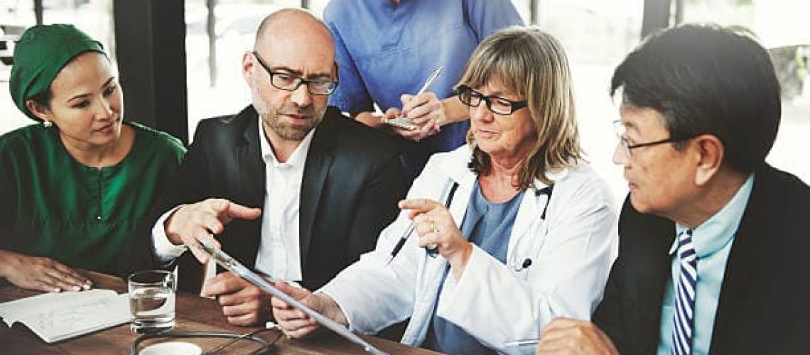 homme et femme autour d'une table négociant une opération commerciale